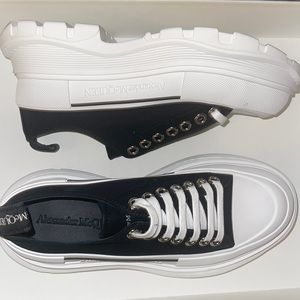 Women's Tread Slick Low Top Platform Sneakers